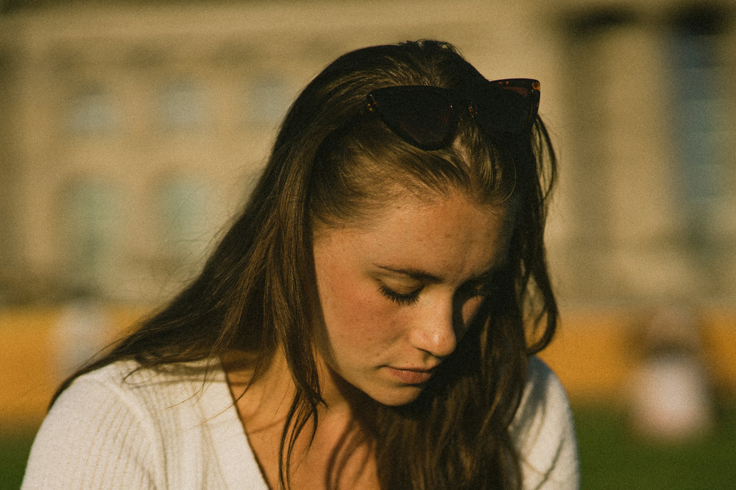 Därför kan du känna dig ledsen och deppig under mensen – och vad du kan göra åt det