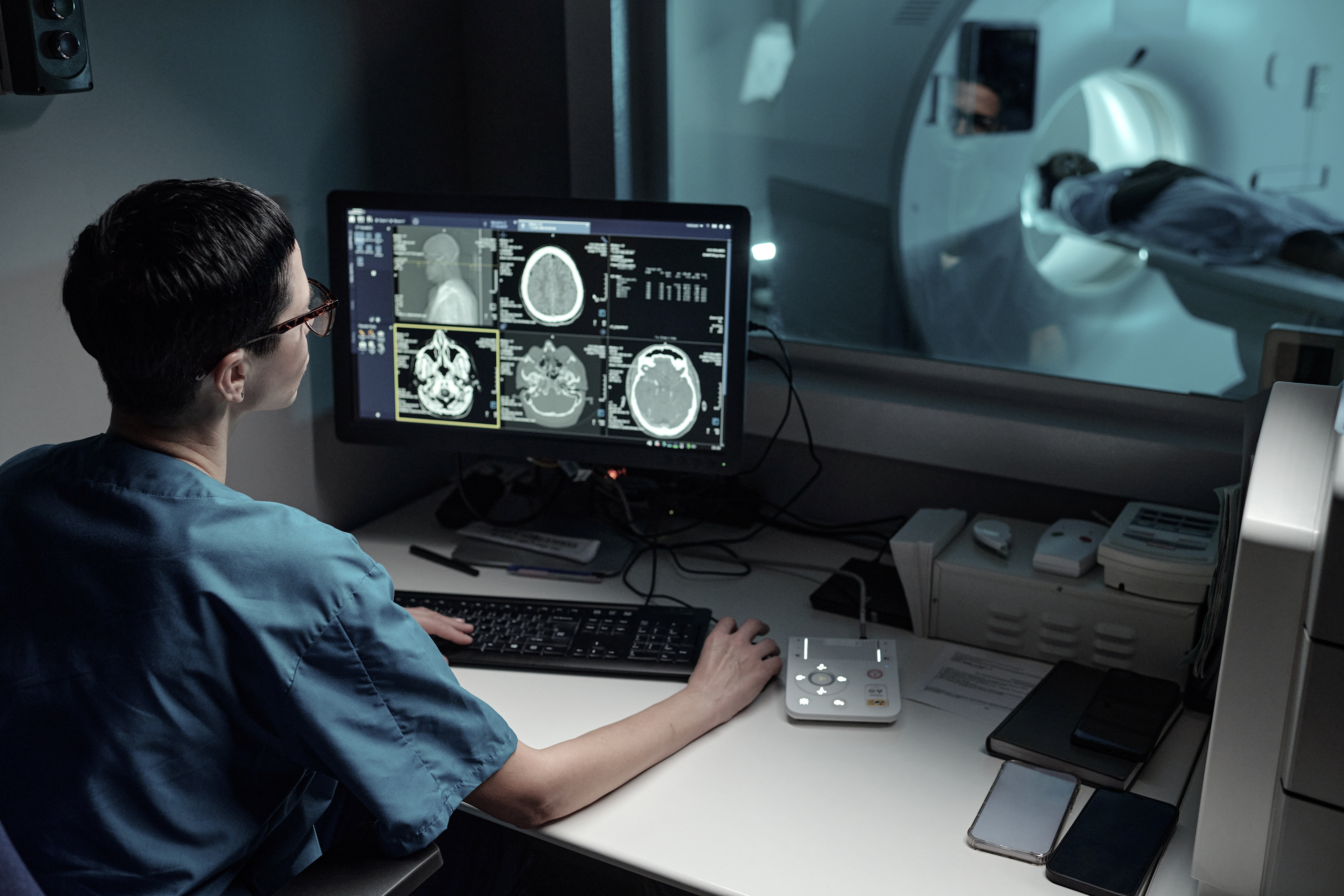 Radiolog som granskar MR bilder