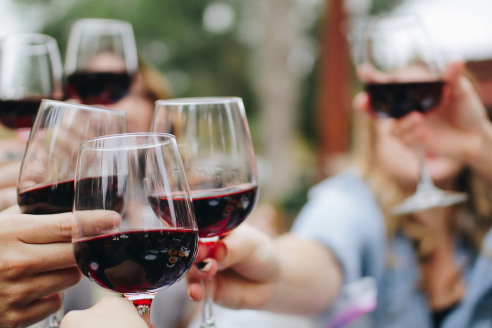 Det tysta hotet i glaset - så smyger sig alkoholen på dina blodfetter